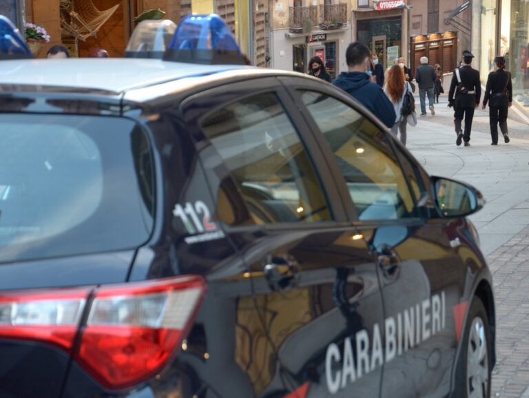 Cagliari, un denunciato per furti e rapina a danno di un negozio di Via Garibaldi