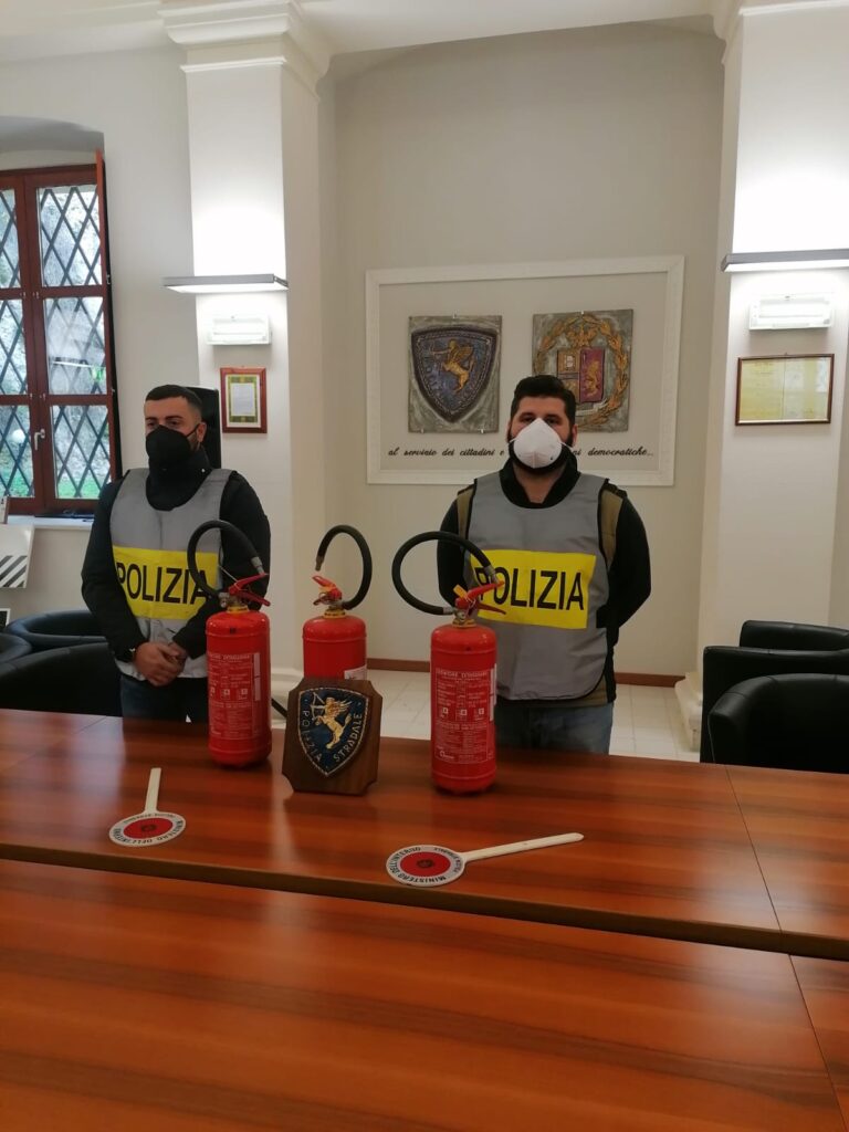 Polizia di Stato di Cagliari: Denunciati due giovani per danneggiamento e furto