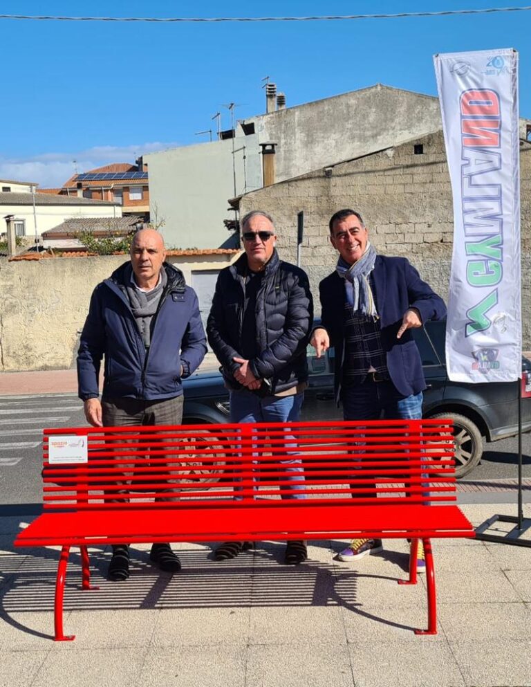 Una nuova panchina rossa nell’arredo urbano di Oristano a completare il progetto avviato da Spazio Conad in occasione della giornata contro la violenza sulle donne