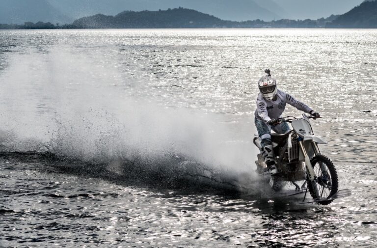 Planando sul lago di Como; all’asta la moto cross che inseguiva il record