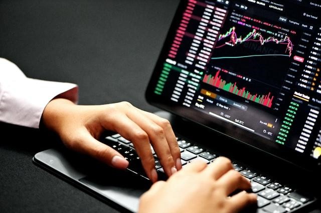 Trading online: dove si concentra oggi l’attenzione degli analisti?