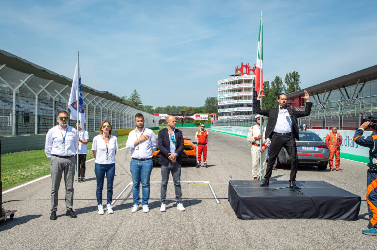 Michael Fassbender all’autodromo di Imola assiste all’inno di Bellavista