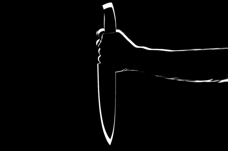 Armato di coltello, ferisce un uomo al volto: arrestato un ragazzo a Cagliari