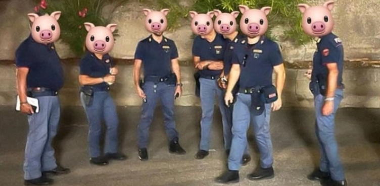 Poliziotti con facce da maiali nel post di Frah Quintale