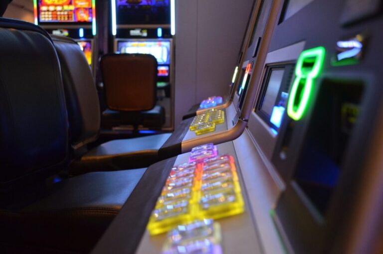 Come funziona il multigiocatore in una slot machine online