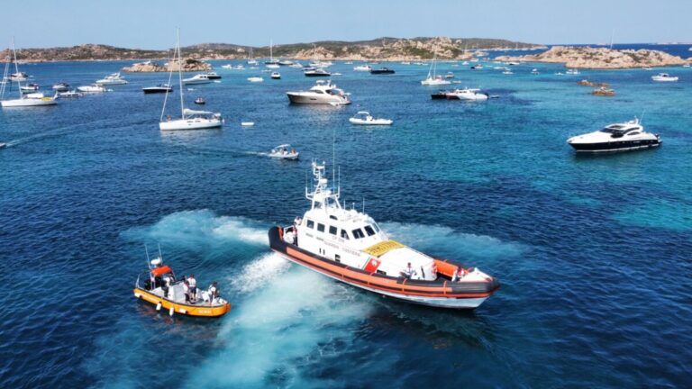 La Motovedetta CP 306 della Guardia Costiera di La Maddalena in partenza per l’Isola di Lampedusa