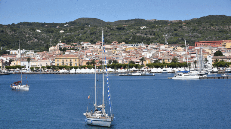 Traghetti per Carloforte e La Maddalena: tariffe aggiornate, invariate per i residenti