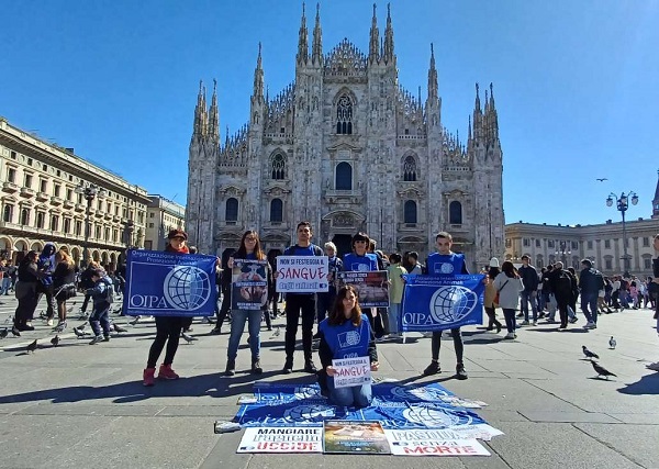 Milano sit-in dell’OIPA in pizza del Duomo