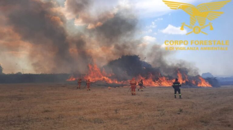 Incendi, Sardegna in fiamme: a Guspini e Santa Giusta necessario l’intervento dei Super Puma